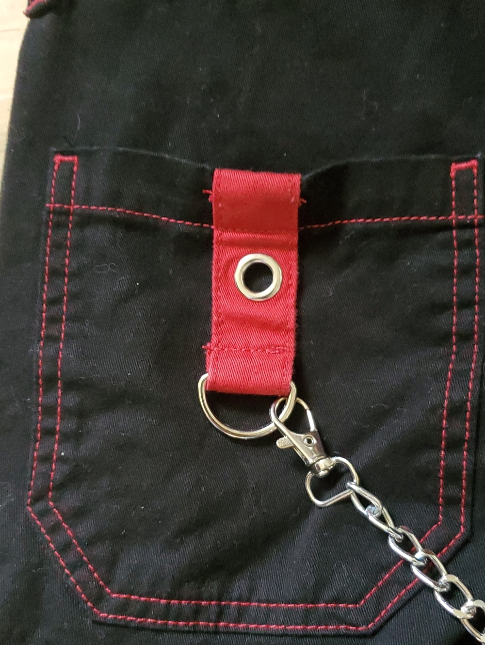Hot Topic Black Cargo Pants with Red Accents and Chains Size 0 - Picture 9 of 9